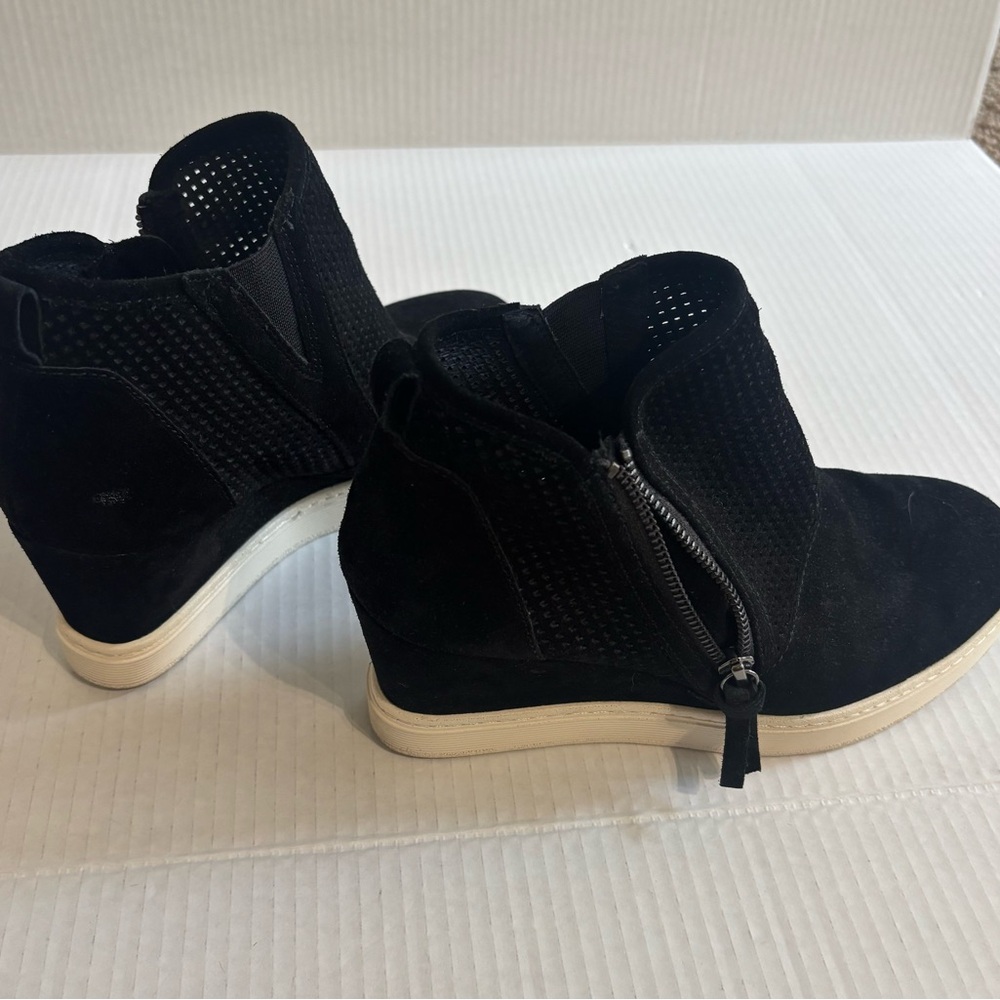 Soft Wedges Black Suede Perforated